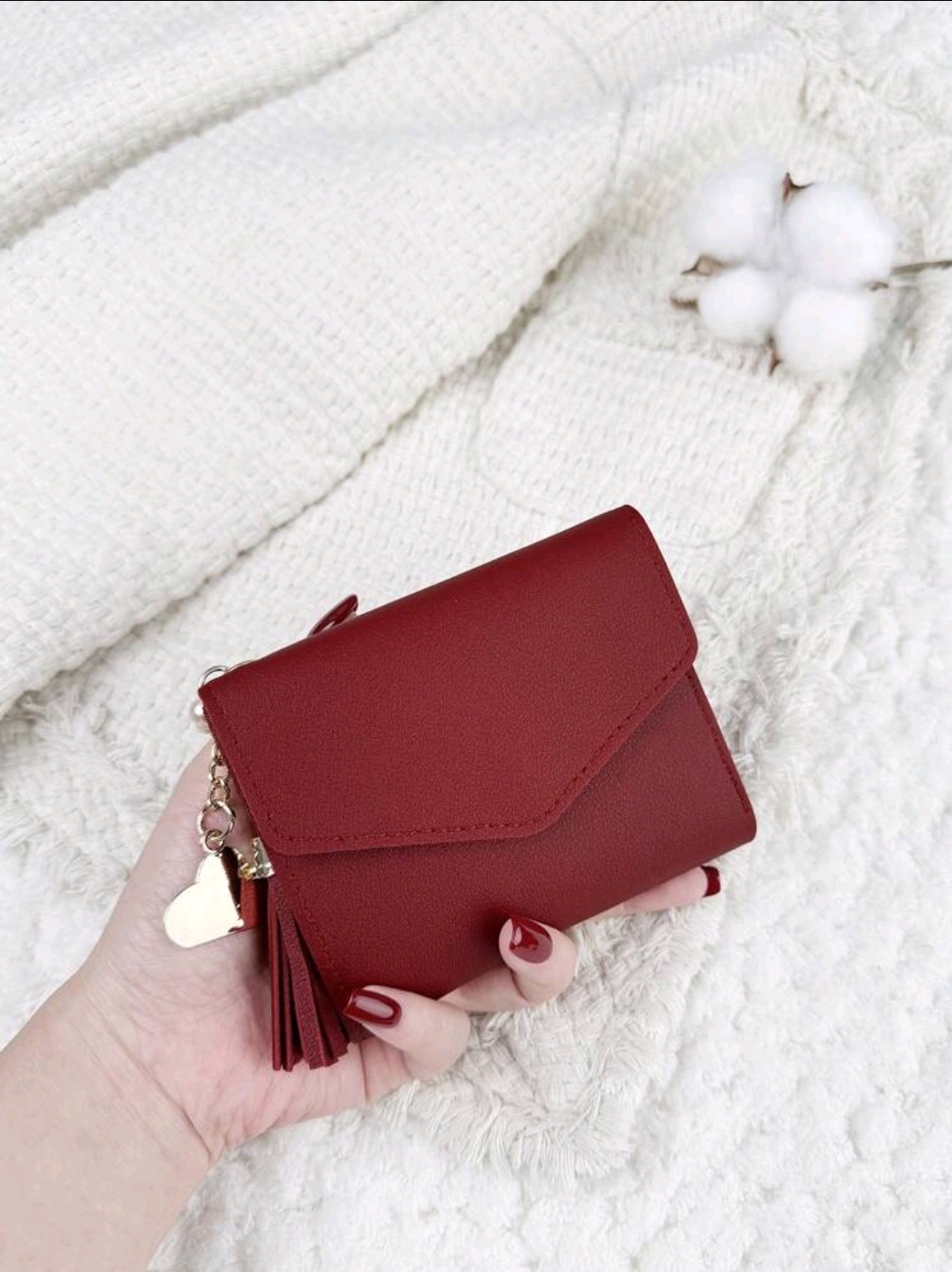 MONEDERO ROJO VINO CIERRE DE PUNTA CON CORAZON DORADO Y ESCOBITA M3